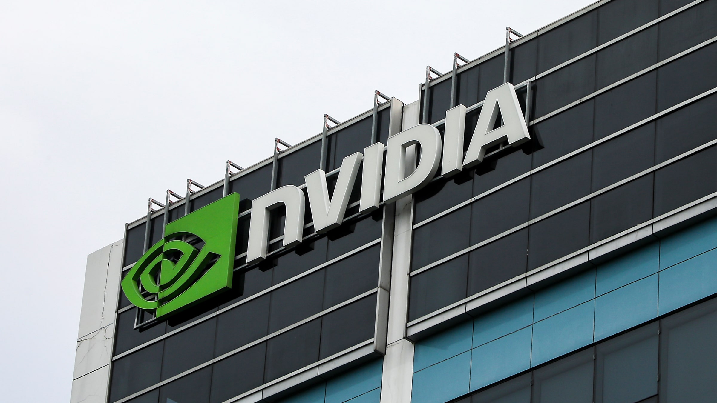 AI Stock Rally Echoes Dot-Com Bubble, But Valuations Diverge