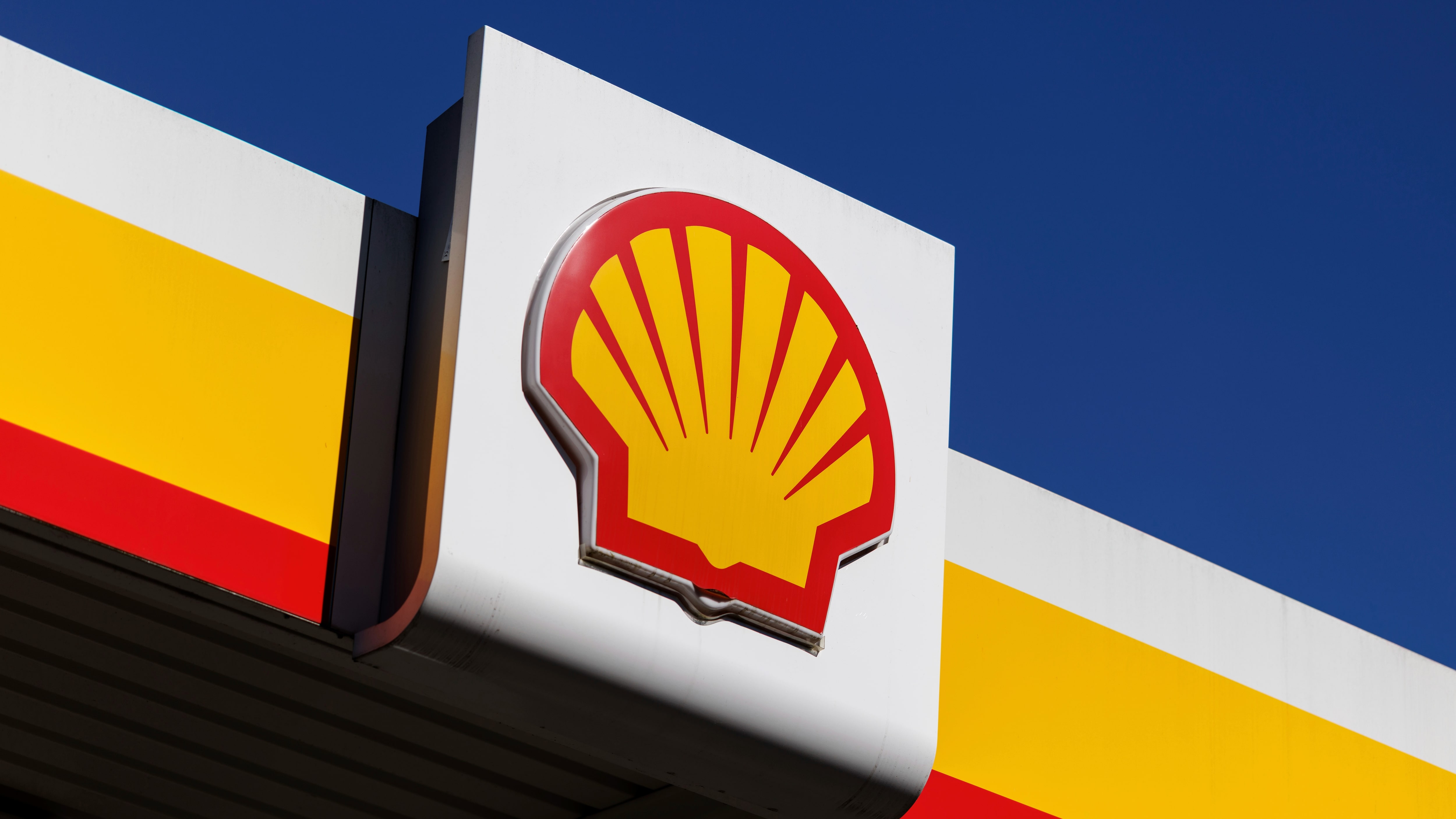 Shell Faces Down Investor Challenge Over Climate Change Goals ...
